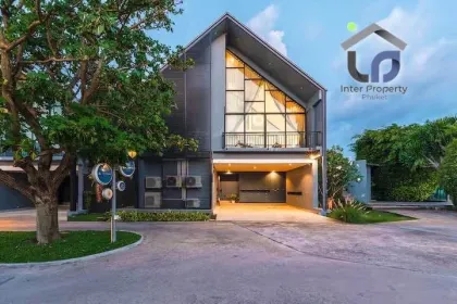 Moderne Loft-Villa mit 3 Schlafzimmern, 4 Bädern und privatem Pool