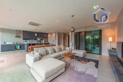 Moderne Loft-Villa mit 3 Schlafzimmern, 4 Bädern und privatem Pool