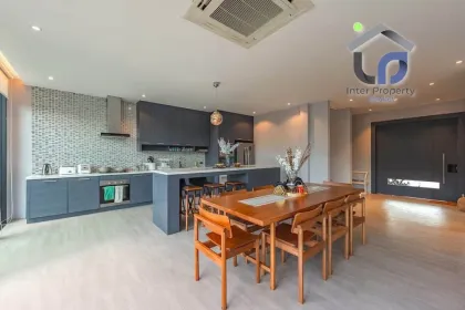 Moderne Loft-Villa mit 3 Schlafzimmern, 4 Bädern und privatem Pool