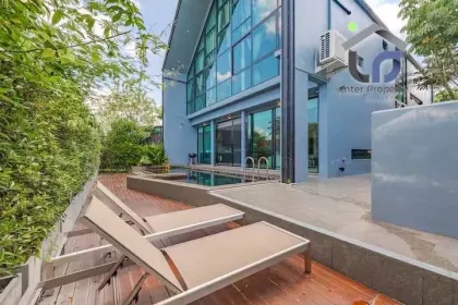 Moderne Loft-Villa mit 3 Schlafzimmern, 4 Bädern und privatem Pool
