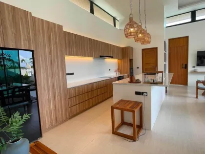 Neue 4-Zimmer-Poolvilla nahe Robinson Lifestyle Thalang