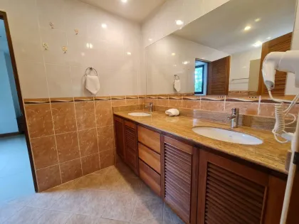 Apartamento de 2 dormitorios y 1.5 baños en Surin Sabai Condominium, Kathu Phuket