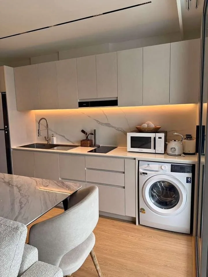 Luxury Lake View Condo with 2 Bedrooms and 2 Bathrooms