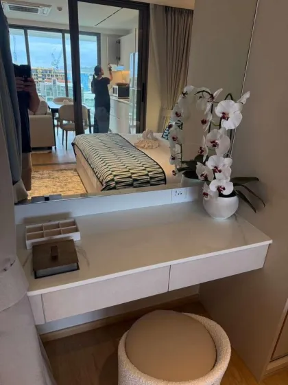 Luxury Lake View Condo with 2 Bedrooms and 2 Bathrooms