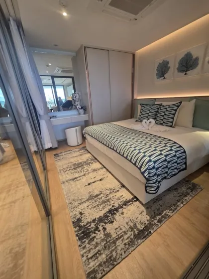 Luxury Lake View Condo with 2 Bedrooms and 2 Bathrooms