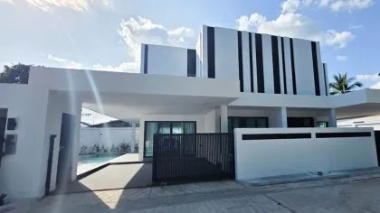 Private Luxus-Poolvilla mit 3 Schlafzimmern & 4 Bädern in Thalang