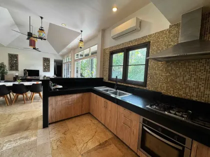 Villa tropicale avec 3 chambres et 4 salles de bain à Rawai