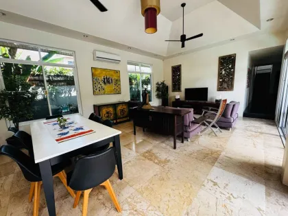 Villa tropicale avec 3 chambres et 4 salles de bain à Rawai