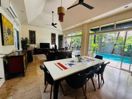 Villa tropicale avec 3 chambres et 4 salles de bain à Rawai