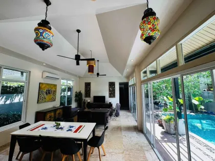Villa tropicale avec 3 chambres et 4 salles de bain à Rawai