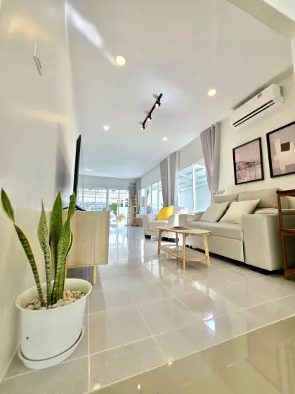 Newly Renovated 2-Bedroom Home with Garden Near BISP, Pa Khlok