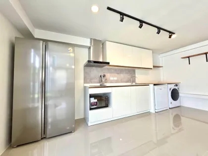 Newly Renovated 2-Bedroom Home with Garden Near BISP, Pa Khlok