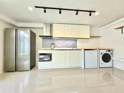 Newly Renovated 2-Bedroom Home with Garden Near BISP, Pa Khlok