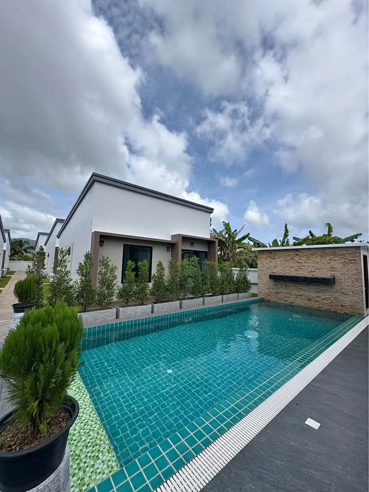 Villa de 2 dormitorios y 2 baños con acceso a piscina en Choeng Thalay
