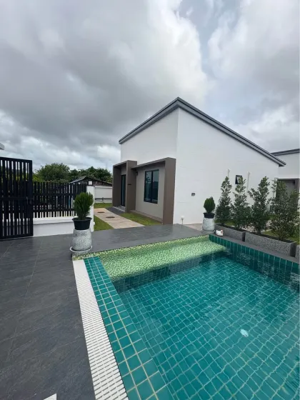 Villa de 2 dormitorios y 2 baños con acceso a piscina en Choeng Thalay