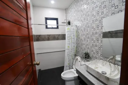 Villa de 2 dormitorios y 2 baños con acceso a piscina en Choeng Thalay