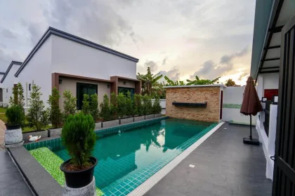 Villa de 2 dormitorios y 2 baños con acceso a piscina en Choeng Thalay