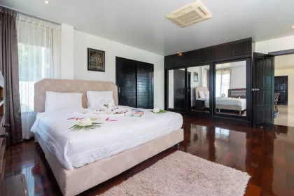 Stunning 5-Bedroom Seaview Pool Villa in Chalong