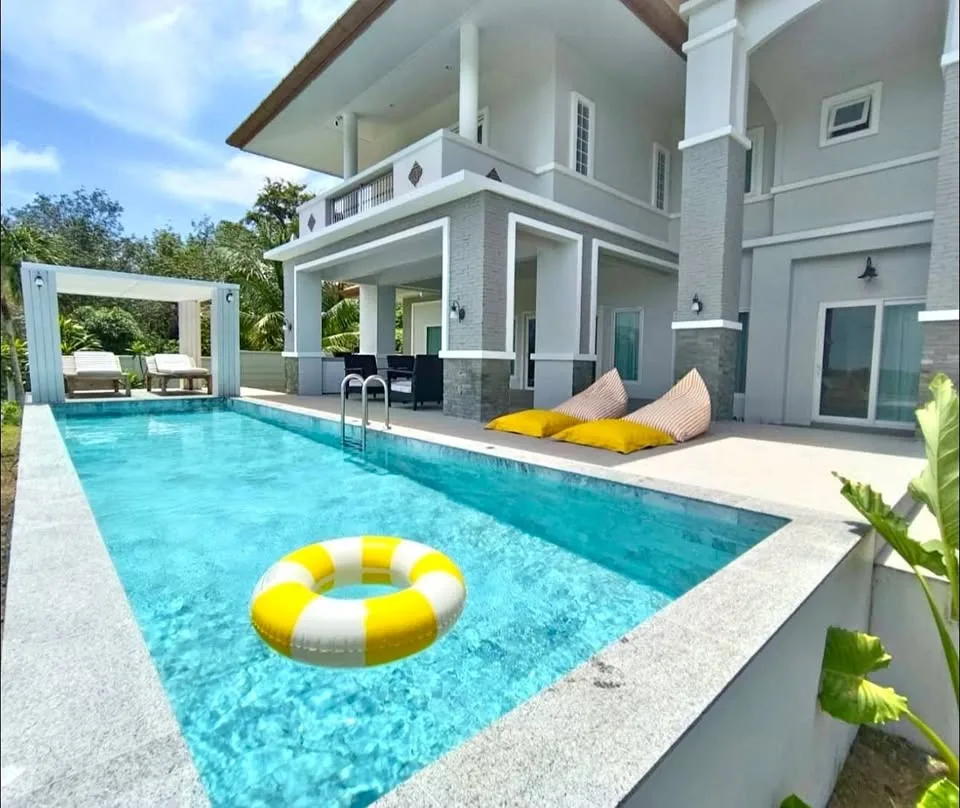 วิลล่ากว้างขวาง 7 ห้องนอน มีสระว่ายน้ำและสวนในไม้ขาว