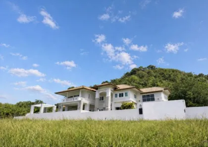 Spacious 7-Bedroom Villa with Pool and Garden in Mai Khao