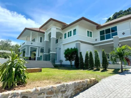 Spacious 7-Bedroom Villa with Pool and Garden in Mai Khao