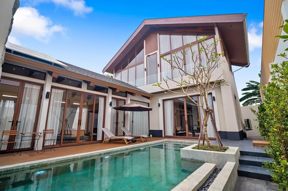 Villa neuve de luxe avec piscine, 3 chambres & 4 salles de bains à Cherng Talay