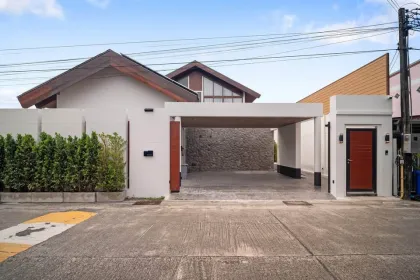 Villa neuve de luxe avec piscine, 3 chambres & 4 salles de bains à Cherng Talay