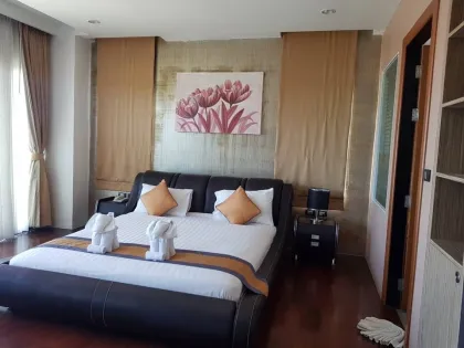 Amplio Condominio de 2 Habitaciones en Alquiler en Chalong, Phuket Town
