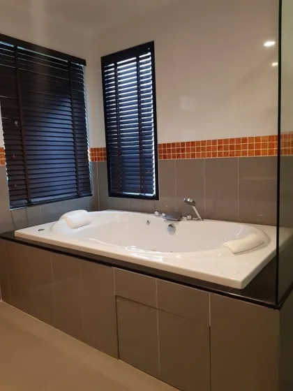 Amplio Condominio de 2 Habitaciones en Alquiler en Chalong, Phuket Town