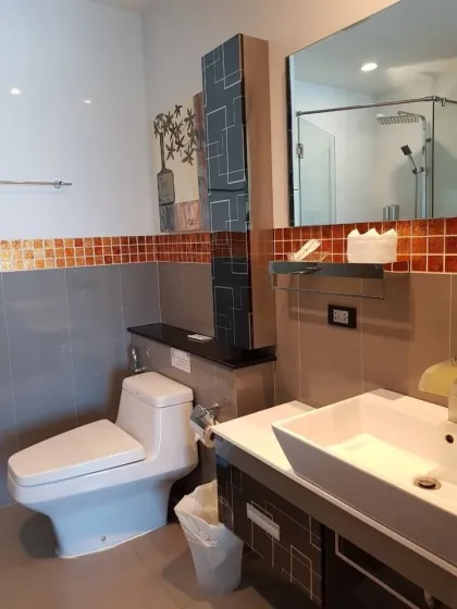 Amplio Condominio de 2 Habitaciones en Alquiler en Chalong, Phuket Town