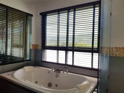 Amplio Condominio de 2 Habitaciones en Alquiler en Chalong, Phuket Town