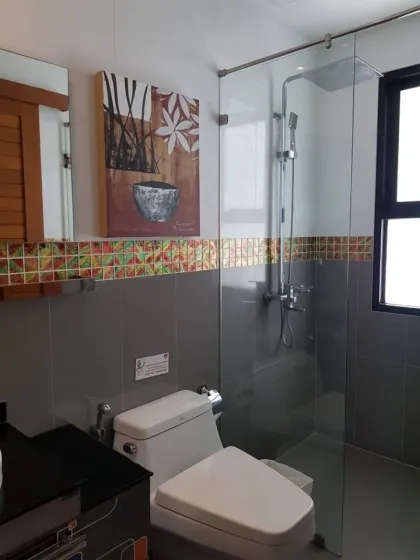Amplio Condominio de 2 Habitaciones en Alquiler en Chalong, Phuket Town