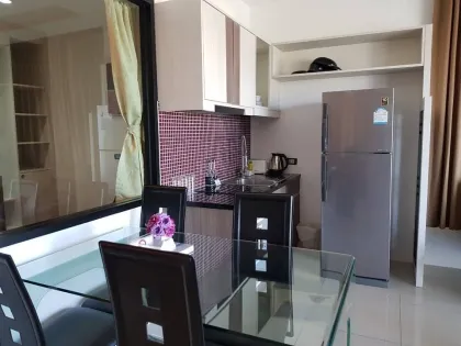 Amplio Condominio de 2 Habitaciones en Alquiler en Chalong, Phuket Town
