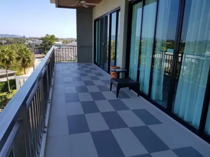 Amplio Condominio de 2 Habitaciones en Alquiler en Chalong, Phuket Town