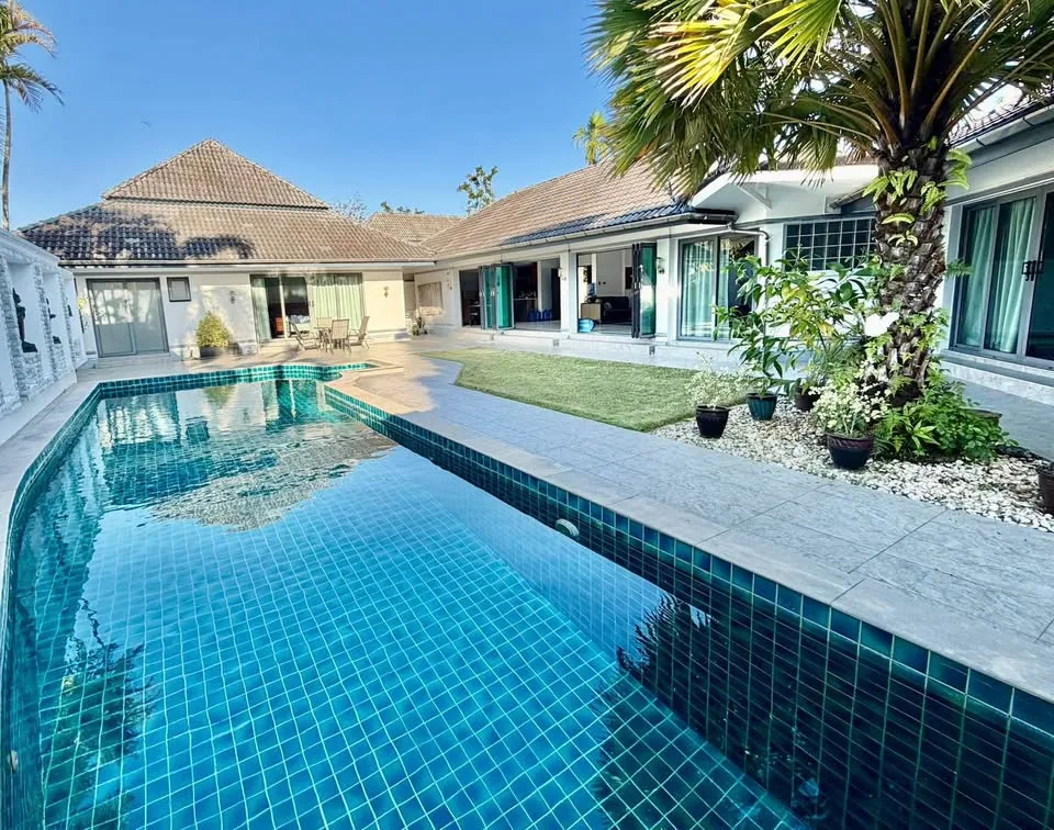 วิลล่าส่วนตัว 4 ห้องนอน พร้อมสระว่ายน้ำที่ Loch Palm Golf Club, ภูเก็ต