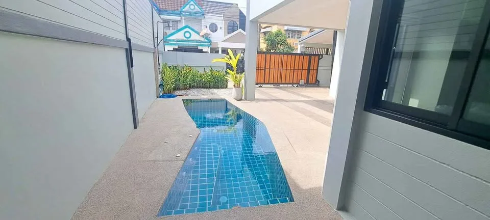 Semi-Detached House with Jacuzzi Pool for Rent in Chalong