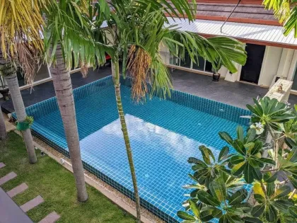 Villa de Lujo con 5 Habitaciones, Piscina y Gran Jardín en Alquiler