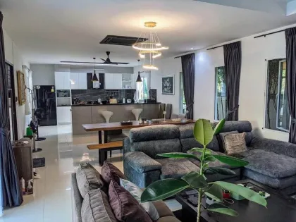 Villa de Lujo con 5 Habitaciones, Piscina y Gran Jardín en Alquiler