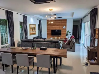 Villa de Lujo con 5 Habitaciones, Piscina y Gran Jardín en Alquiler