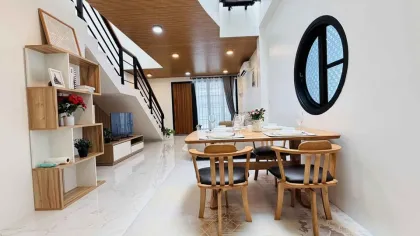 Moderner Loft-Doppelhaushälfte mit 2 Schlafzimmern & 3 Bädern zu vermieten