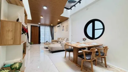 Moderner Loft-Doppelhaushälfte mit 2 Schlafzimmern & 3 Bädern zu vermieten