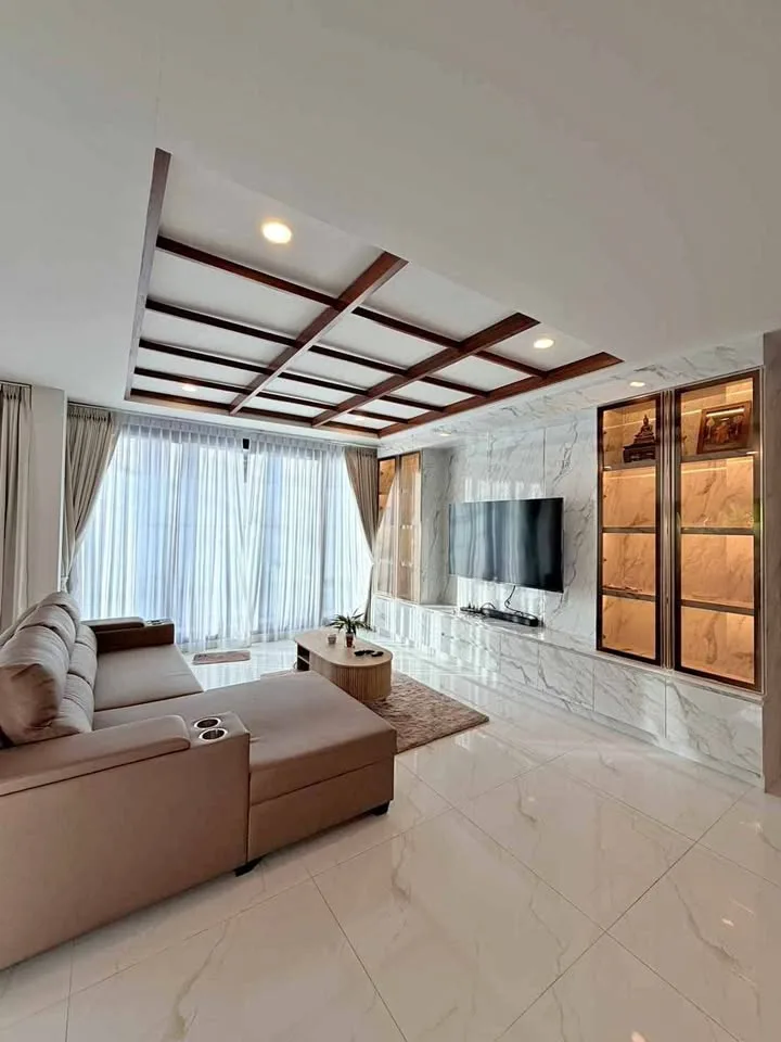 Villa de 2 pisos con piscina, 4 habitaciones y 4 baños en Kathu
