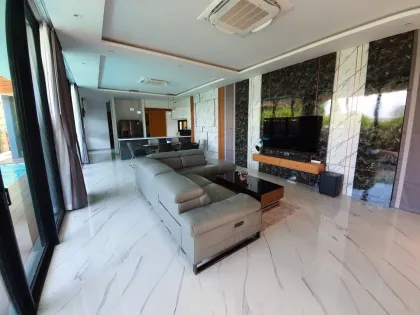 Private Poolvilla mit 3 Schlafzimmern und 4 Bädern zur Miete in Kathu
