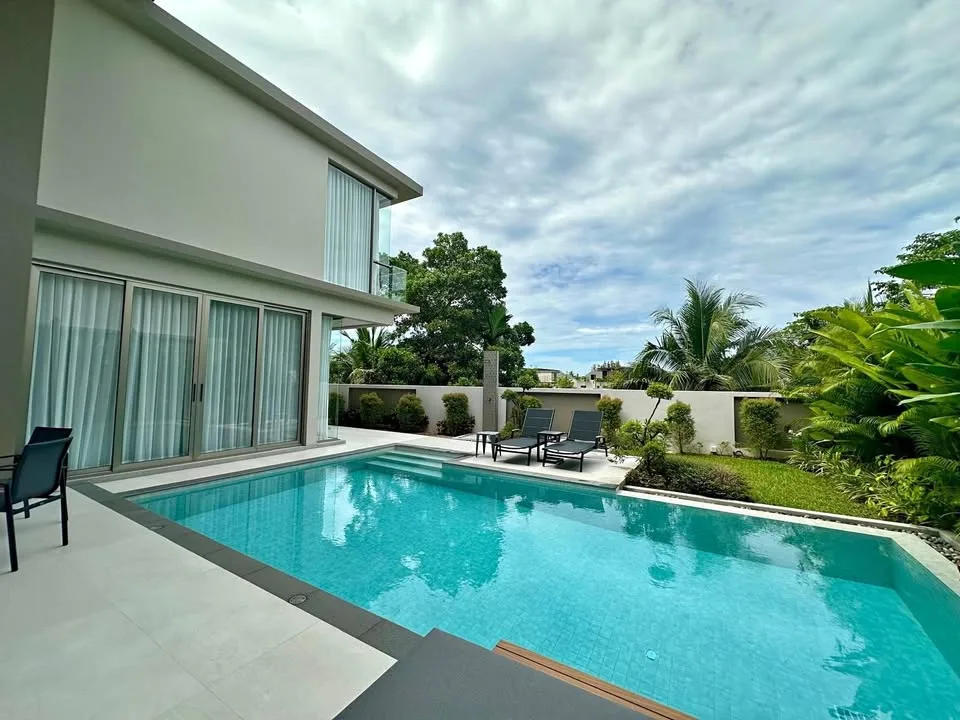 วิลล่าหรู 4 ห้องนอน พร้อมสระว่ายน้ำใน Grand View Residence