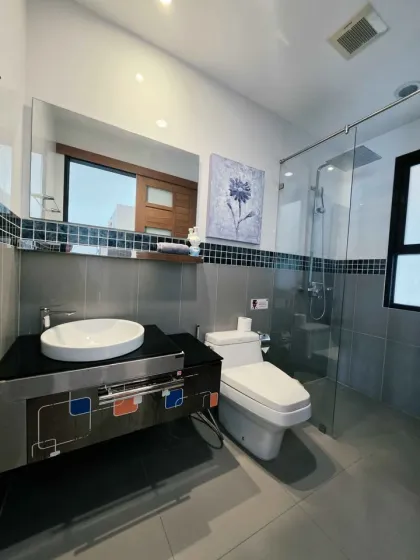 1 Schlafzimmer, 2 Badezimmer Wohnung zur Miete in Chalong Miracle Condo