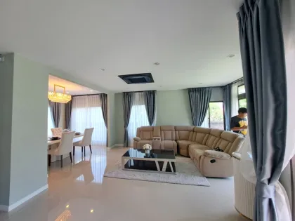 Luxuriöse freistehende 3-Zimmer-Villa mit Bergblick in Kathu