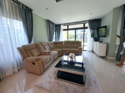 Luxuriöse freistehende 3-Zimmer-Villa mit Bergblick in Kathu
