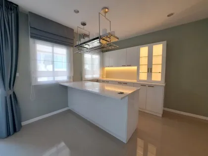 Luxuriöse freistehende 3-Zimmer-Villa mit Bergblick in Kathu