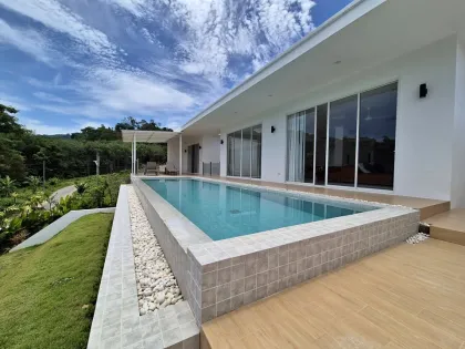 Zweistöckige Villa mit 6 Schlafzimmern und privatem Pool in Thalang