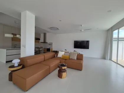 Zweistöckige Villa mit 6 Schlafzimmern und privatem Pool in Thalang